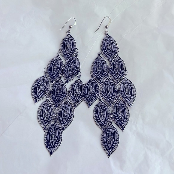Boho 5 1/4” Silver Filagree Dangle Earrings! 🤩🛍️💕 - Picture 2 of 7